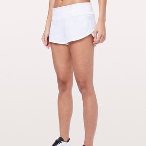 LULULEMON WHITE SPEED UP SHORT 2.5 inseem
